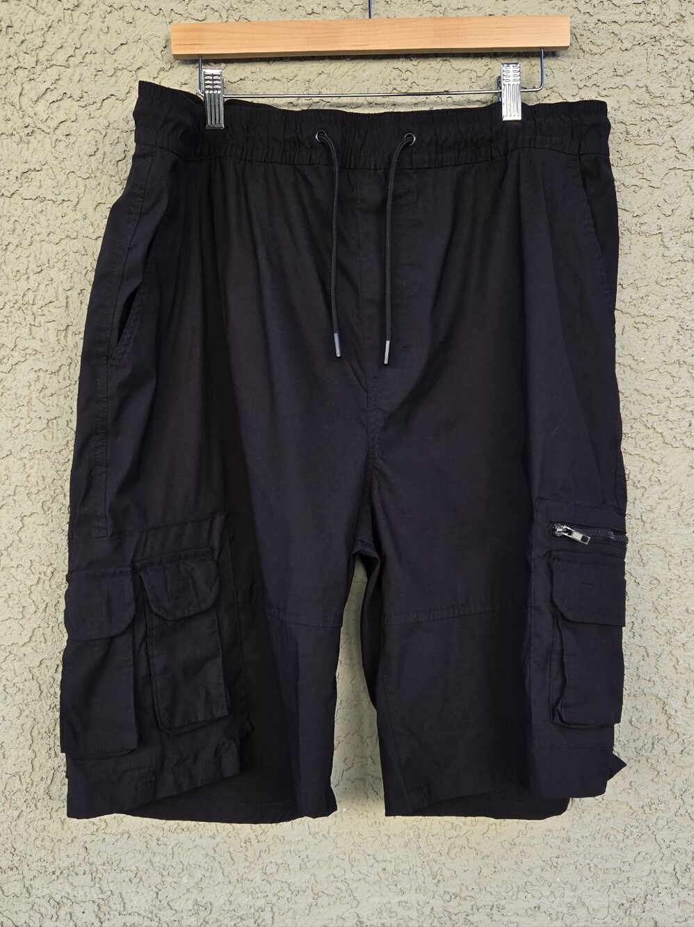 Akademiks Men's Black Cargo Drawstring Shorts